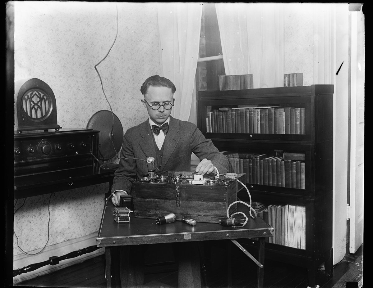 ESquaredMag's tweet photo. Ralph Stair of the Bureau of Standards invented the Radio Robot, an electrical and mechanical trouble-shooter for receiving radio data. It is almost a human detective in finding radio troubles, testing and "pepping up" vacuum tubes, testing parts, and is a portable power pack. https://t.co/40qLd60NCE