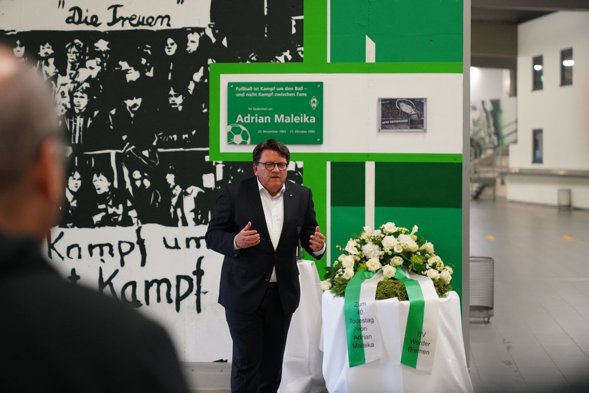 werderbremen's tweet photo. 🕯 Anlässlich des 40. Todestages von Adrian #Maleika hat der SV #Werder heute an die tragische Geschichte des damals 16-jährigen Fans erinnert. 

An der Gedenkveranstaltung nahmen neben der Familie auch Vertreter:innen des SVW, @HSV und der Fans teil.

👉 https://t.co/9h3DrswzNQ https://t.co/MDjYhz448x