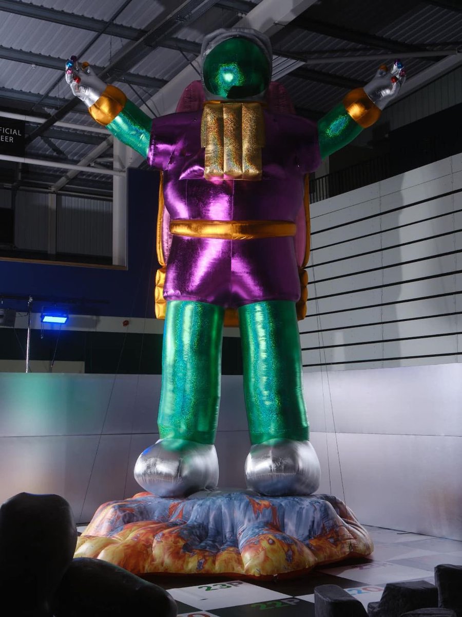 Tour de Moon tweet media