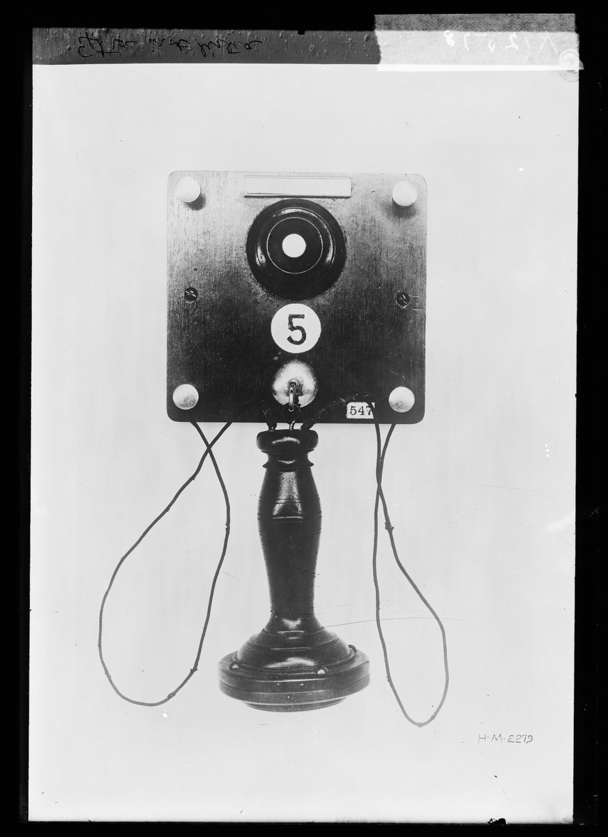 ESquaredMag's tweet photo. This upcoming issue is tech-focused! We’re gonna be calling on the past and projecting into the future! 
.
Here’s an early telephone for ya! ☎️ 📞📱 
[circa 1915]
.
#phone #telephone #wherethehellmyphone #phones #oldphone #phonehomie https://t.co/PixYKleZSz