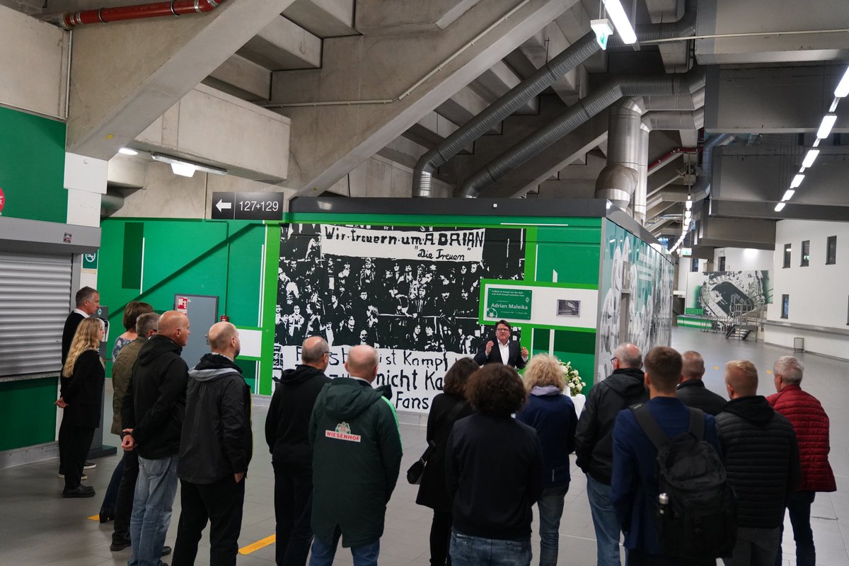 werderbremen's tweet photo. 🕯 Anlässlich des 40. Todestages von Adrian #Maleika hat der SV #Werder heute an die tragische Geschichte des damals 16-jährigen Fans erinnert. 

An der Gedenkveranstaltung nahmen neben der Familie auch Vertreter:innen des SVW, @HSV und der Fans teil.

👉 https://t.co/9h3DrswzNQ https://t.co/MDjYhz448x