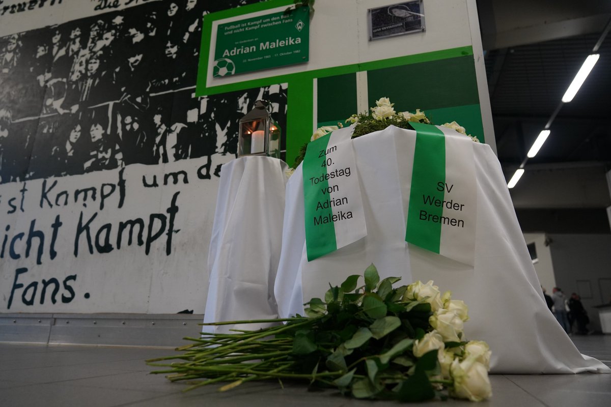werderbremen's tweet photo. 🕯 Anlässlich des 40. Todestages von Adrian #Maleika hat der SV #Werder heute an die tragische Geschichte des damals 16-jährigen Fans erinnert. 

An der Gedenkveranstaltung nahmen neben der Familie auch Vertreter:innen des SVW, @HSV und der Fans teil.

👉 https://t.co/9h3DrswzNQ https://t.co/MDjYhz448x