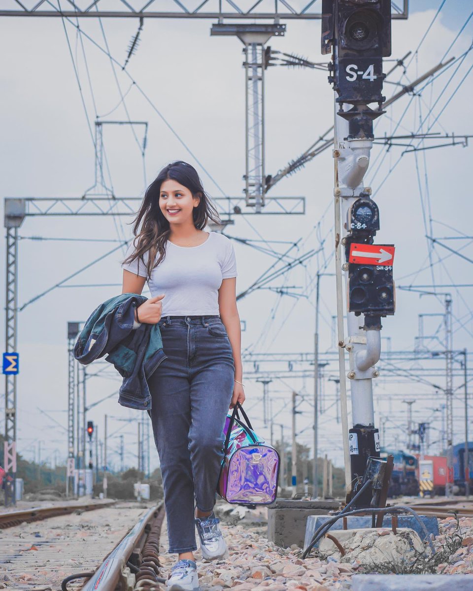 Athy1510's tweet photo. mujhe ab bhee yaad hai ki mainne choti si anju ko pehele baar TikTok mein dekha tha aur jab mainne use dekha to main aisa tha wow so pyaaree, expression eye smile maashaallaah. @AnjaliArora1050 
#AnjaliArora #20MillionOnSaiyyan https://t.co/WxIlk3u21A
