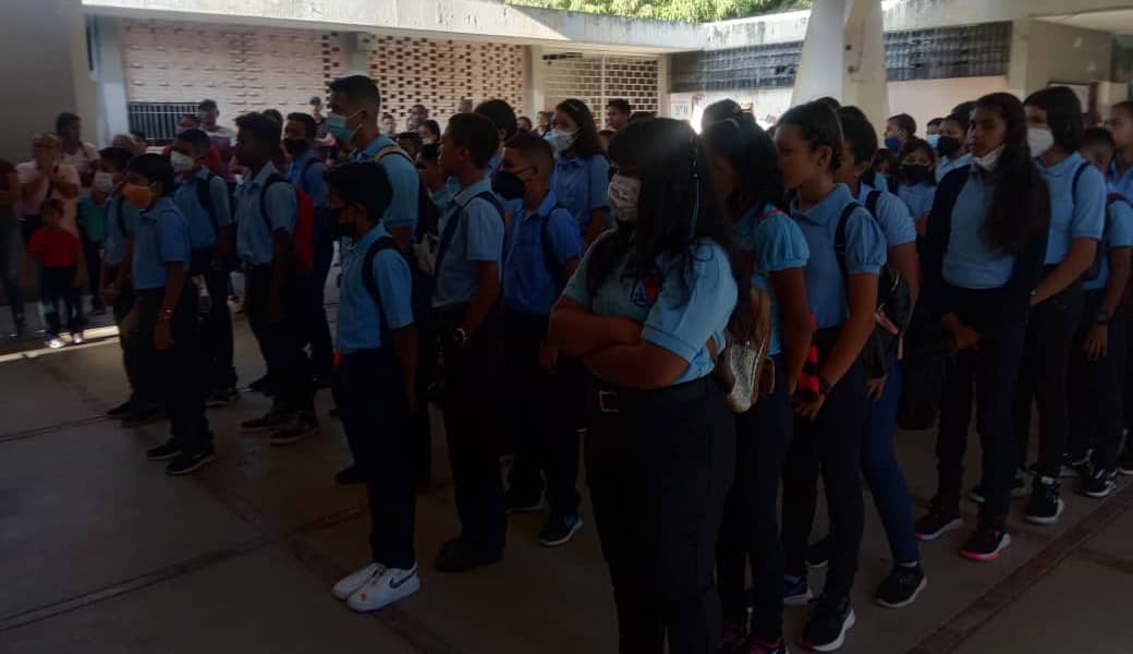 #AraguaEsEducación 💪🥳Nuestras Instituciones Educativas del Municipio Zamora Potencia Educativa, Activas con las actividades cívicas, culturales y manos a la Siembra #17Octubre  #EducacióndelFuturo  @MPPEDUCACION @ZE_Aragua <a href="/Soykarinacarpio/">Karina Carpio</a> <a href="/leoalvacabrera/">Prof. Leonardo Alvarado</a> <a href="/cheanahis/">Anahis Palacios</a>