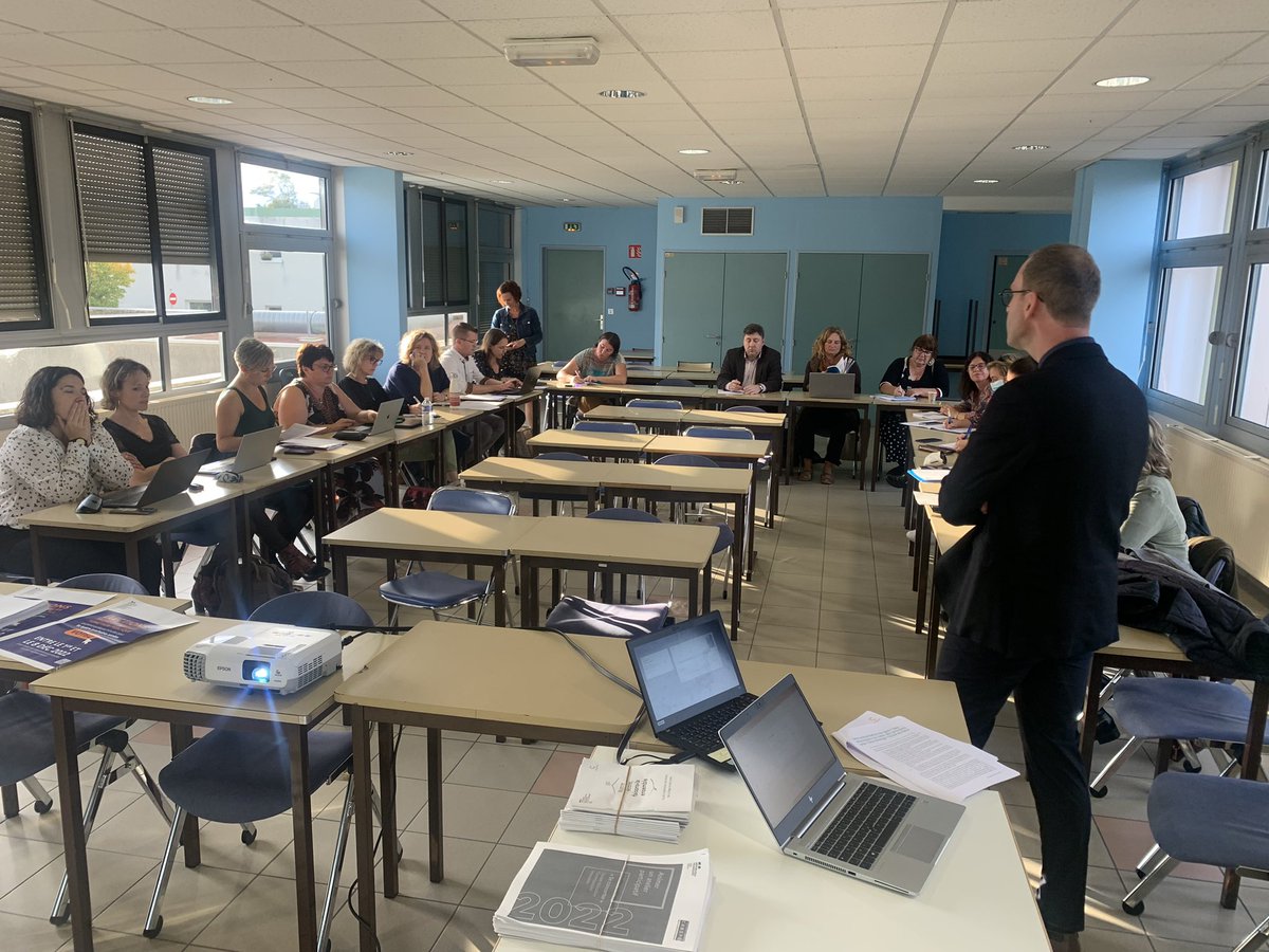 Debut des concertations « Notre école faisons-la ensemble » à Bar le Duc. Réunion avec les directrices et directeurs de la circonscription pour initier les discussions, les échanges. Des ateliers pour accompagner les directrices et directeurs.