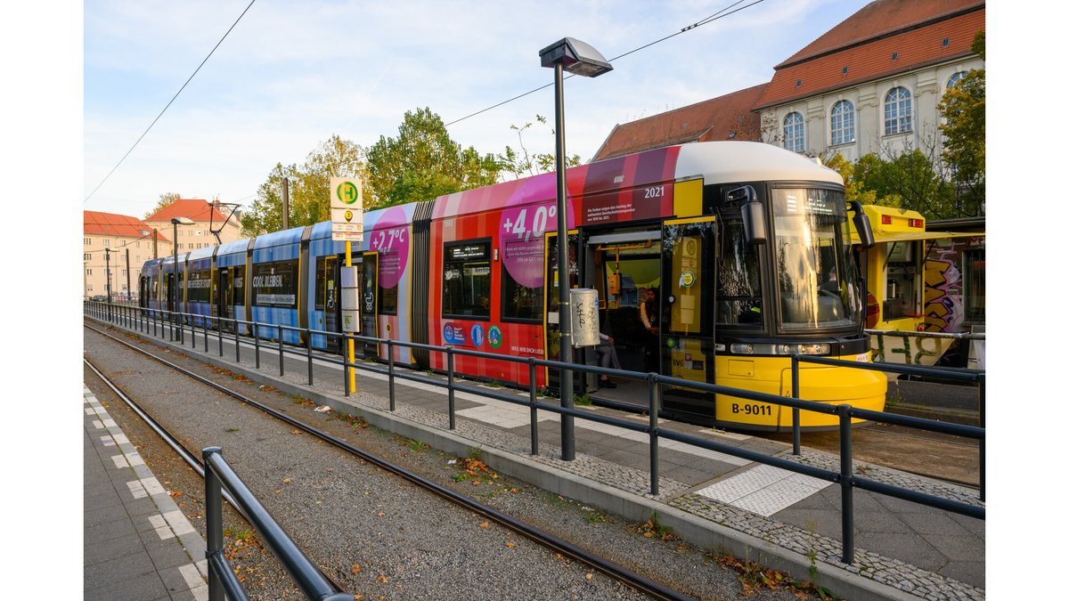StefanMuelller's tweet photo. 1/ Kennt Ihr aus den Subkulturfilmen, oder? Dieses Gefühl, das die Sprayer haben, wenn ein Zug mit ihren Tags durch die Stadt fährt. Hier die #WarmingStripes der @sciforfuture, @Berlin4F, @StiftungGEGM auf der #Klimatram. Und noch viel geiler: https://t.co/hVTntbYc9w