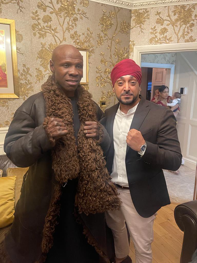 Well yesterday was unreal… only the main man @ChrisEubank popped around my bro’s house for tea and biryani, what an absolute gentleman he is… Thank you sir 🫡 #legend #boxing #simplethebest