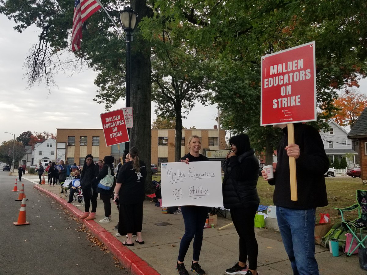 ShariSmallNews's tweet photo. Teachers with @MaldenEduAssoc on picket lines after School Cmte abruptly ended Sunday talks. Pay increases major sticking point. Teachers say need more money to combat inflation &amp; retain teachers. Haverhill teachers also striking. 13,000 total students not in class @wbznewsradio https://t.co/Qf6iGLzYrH
