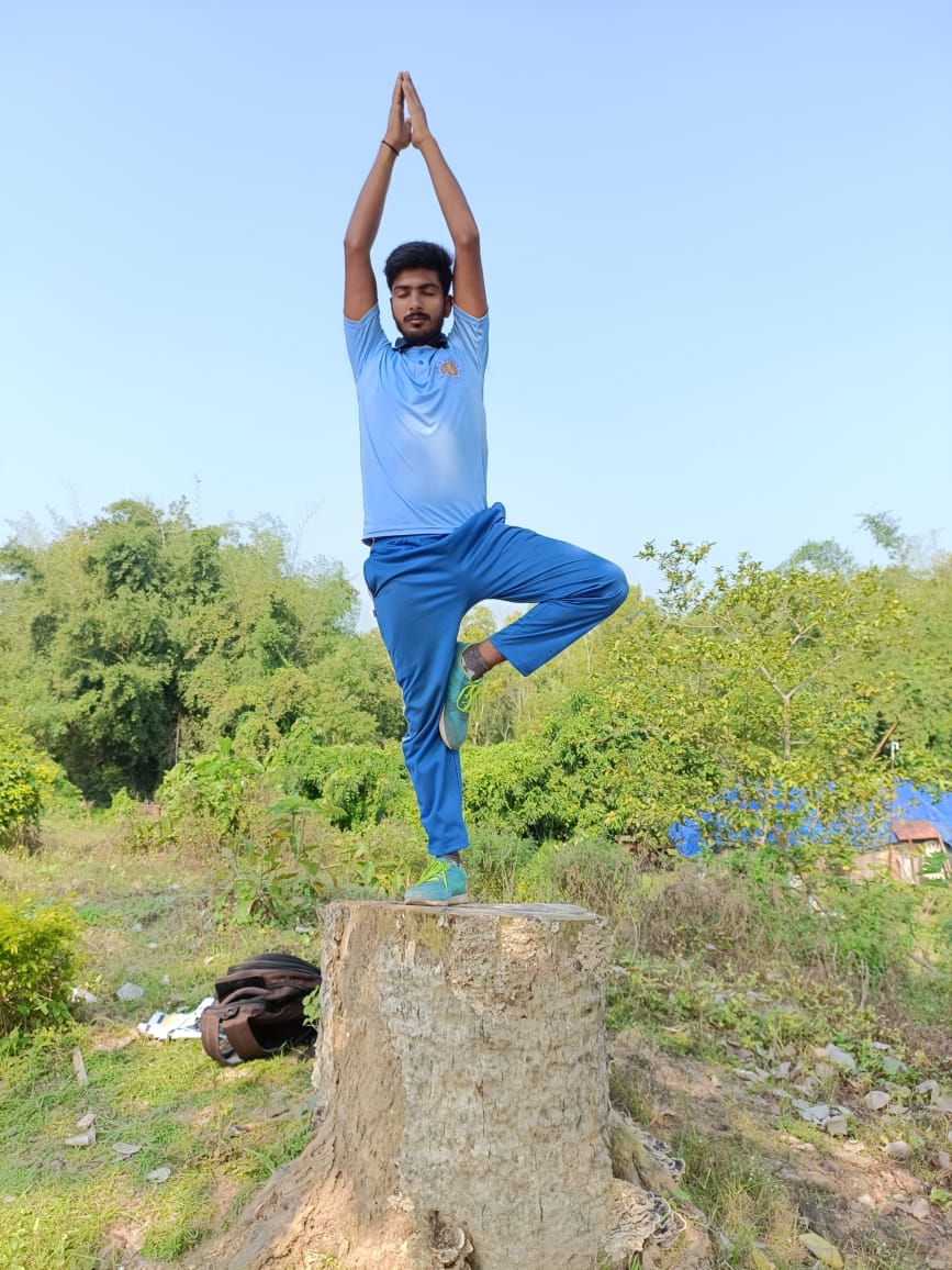 NSSUnit2_Belda's tweet photo. NSS Unit II volunteer Prithwiraj Pahari have participated in Fit India  3.0 on 17.10.2022  @rdnss_kolkata @_NSSAwards @_NSSIndia @FitIndiaOff @FitIndia #FitIndiaFreedomRun @ConnectingNss #yoga Volunteers are performing Fit India throughout this month and during the festive season https://t.co/6sl9cV3RO9