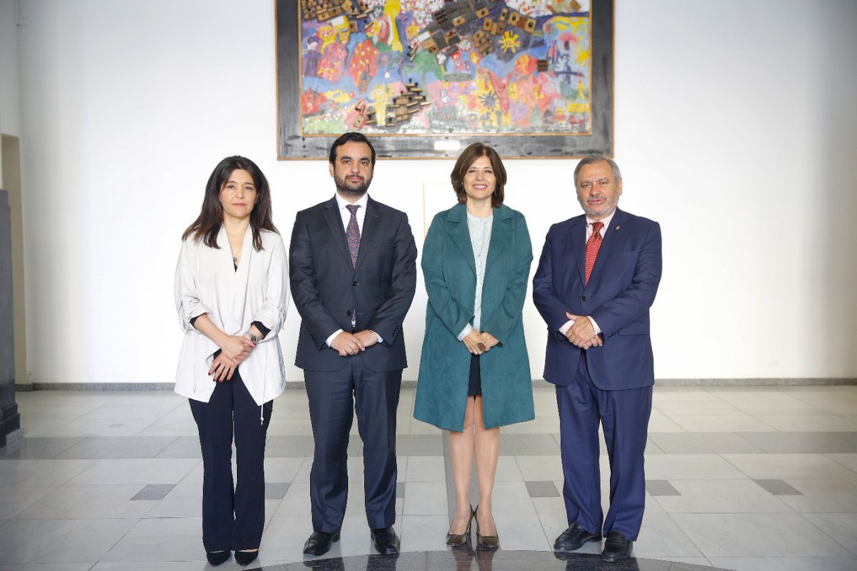 MinjuDDHH's tweet photo. ¡Continuamos con una importante instancia de coordinación!

📌 Ministra @mriost y subsecretario @jgajardofalcon  se reunieron con el decano de la Facultad de @derechouchile para dialogar sobre posible colaboración en materia de reformas judiciales. https://t.co/REyDj5qLNi