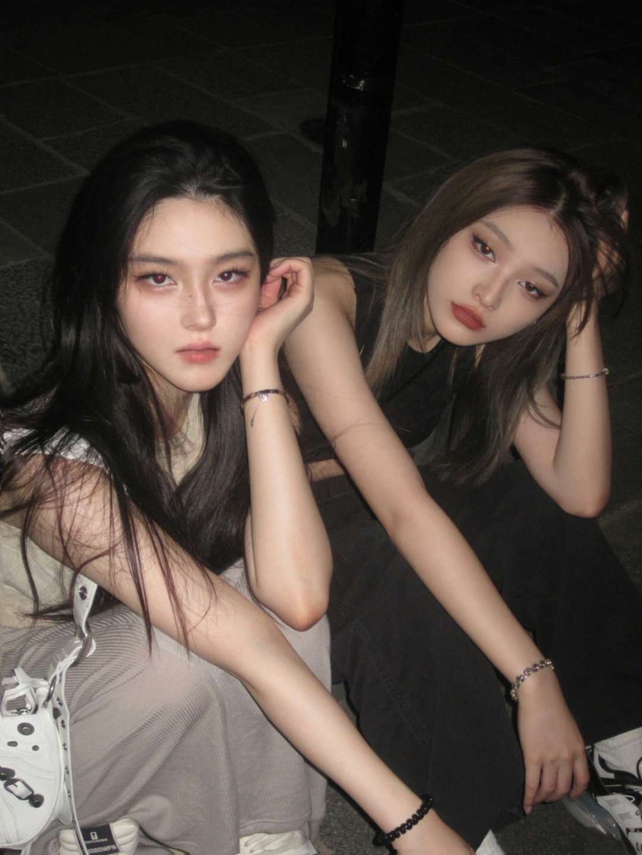 deCarmenLucie's tweet photo. ️️
 ️️
 ️️Duo Reog yang sedang loyo, ngemper di depan kantor Creadiox nungguin abang grab. 

 ️️ https://t.co/L5UNAEkrc7