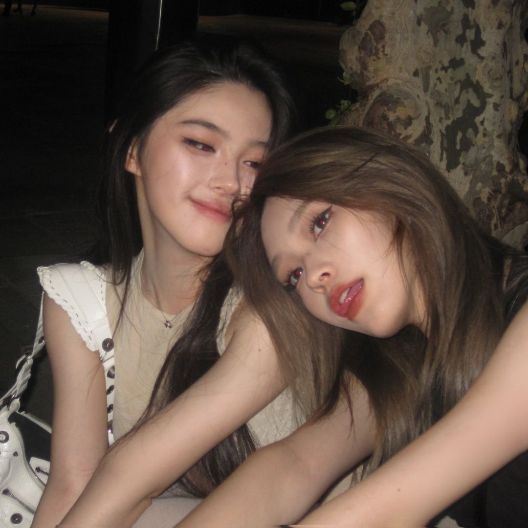deCarmenLucie's tweet photo. ️️
 ️️
 ️️Duo Reog yang sedang loyo, ngemper di depan kantor Creadiox nungguin abang grab. 

 ️️ https://t.co/L5UNAEkrc7
