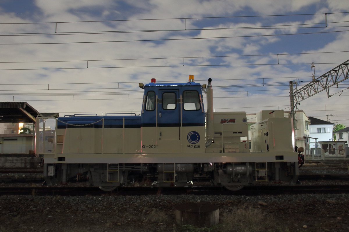 mikotane's tweet photo. 秩父鉄道　保線車両　保-202

10月某日深夜
新型マルタイと同じカラーリングを纏った昭和生まれのモータカー

元東急車をユニックを取っ払って牽引に特化

どこかで見たことあるこのフォルム...

銘板はちょっとピンボケ

＃秩父鉄道
＃保線車両 https://t.co/vgE8pnyCXM