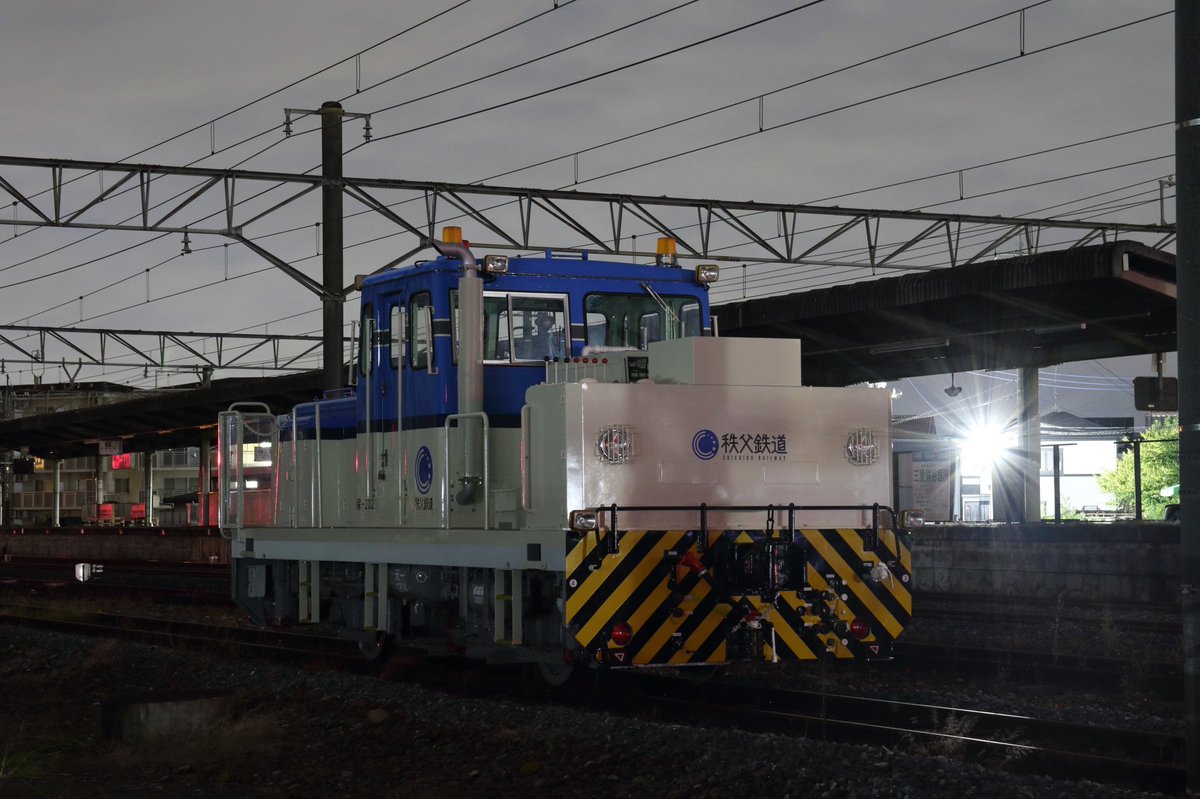 mikotane's tweet photo. 秩父鉄道　保線車両　保-202

10月某日深夜
新型マルタイと同じカラーリングを纏った昭和生まれのモータカー

元東急車をユニックを取っ払って牽引に特化

どこかで見たことあるこのフォルム...

銘板はちょっとピンボケ

＃秩父鉄道
＃保線車両 https://t.co/vgE8pnyCXM