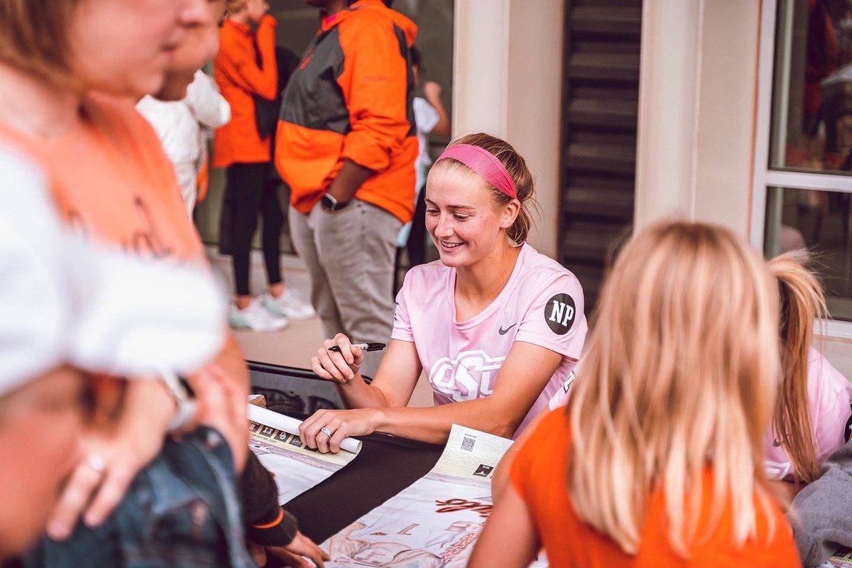 CowgirlFC's tweet photo. 𝔾𝕣𝕠𝕨𝕚𝕟𝕘 𝕥𝕙𝕖 𝔾𝕒𝕞𝕖

Always enjoy putting smiles on the faces of our young fans ✍️

#JustUs #GoPokes https://t.co/wKWAxoDQoP
