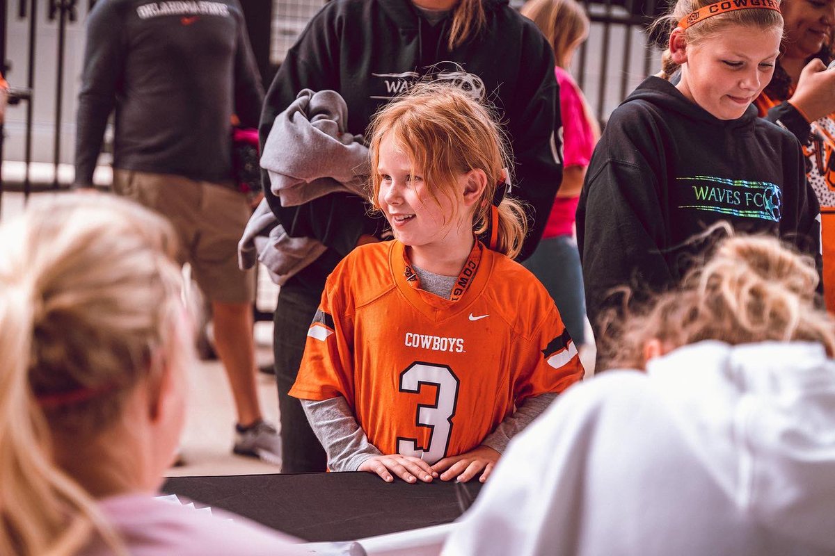CowgirlFC's tweet photo. 𝔾𝕣𝕠𝕨𝕚𝕟𝕘 𝕥𝕙𝕖 𝔾𝕒𝕞𝕖

Always enjoy putting smiles on the faces of our young fans ✍️

#JustUs #GoPokes https://t.co/wKWAxoDQoP
