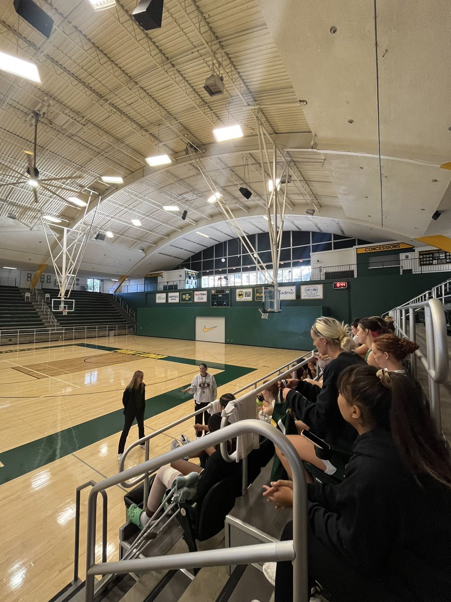 PLNU_WBB's tweet photo. Thank you to our alumni, Izzy Turk for sharing her devotional this morning! #DevotionalDay 🦭 https://t.co/cfGZiUsVdV