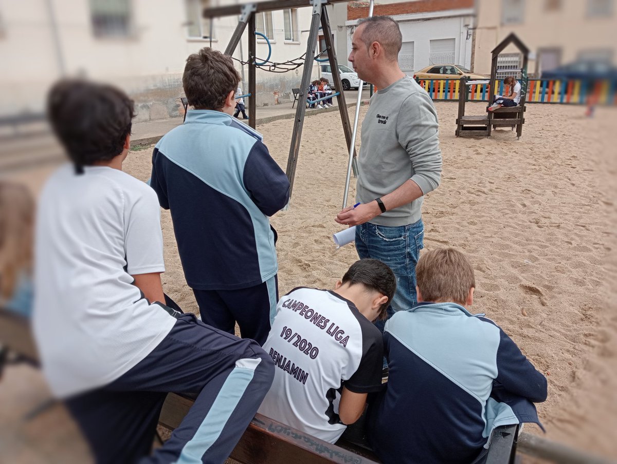 llume38's tweet photo. 🤫"Soñando Parques" con @NoveznoZamora y @mini2ac para fomentar los procesos participativos del alumnado en el diseño de espacios infantiles.
😉Se viene algo grande para nuestra Comunidad Educativa 
#ApS "Los Guardianes del Duero" https://t.co/r2DBzgxVlB