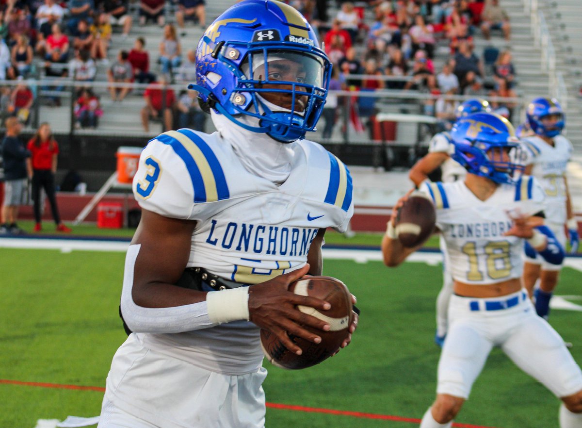 dctf's tweet photo. Mornin.

@HFISD_Longhorns | #dctf #txhsfb https://t.co/Ngp2gCg6La