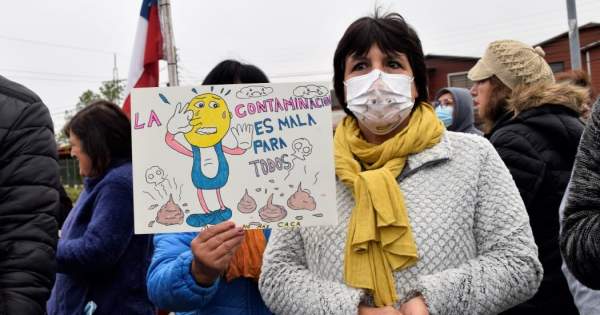 "Es almorzar con olor a caca": Vecinos y alcalde de Hualpén protestan y Essbio responde [VIDEOS + FOTOS] dlvr.it/SbDltx