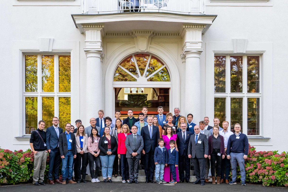 Max Planck Society (@maxplanckpress) on Twitter photo Science is king!๐As part of a 3-day state visit to Germany, King Felipe VI & Queen Letizia of Spain paid a visit to the Fritz Haber Institute <a href="/fhi_mpg_de/">Fritz Haber Institute of the Max Planck Society</a> today to hear all about the instituteโs energy research & visit its lab.๐ Science is king!๐As part of a 3-day state visit to Germany, King Felipe VI & Queen Letizia of Spain paid a visit to the Fritz Haber Institute <a href="/fhi_mpg_de/">Fritz Haber Institute of the Max Planck Society</a> today to hear all about the instituteโs energy research & visit its lab.๐