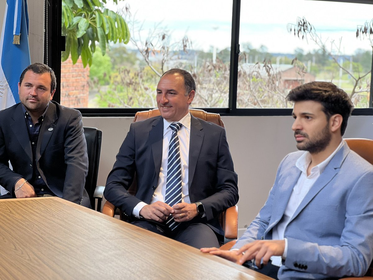 CarlosAlbisu's tweet photo. Hoy junto a la delegación recibimos a @ccbarrientos, representante de la @OEA_oficial para Uruguay. 
Le contamos el trabajo que venimos realizando y la importancia de Salto Grande para la región y el país.
Gracias por visitarnos, seguiremos proyectando juntos 🤝 https://t.co/iEHtKbWeE9