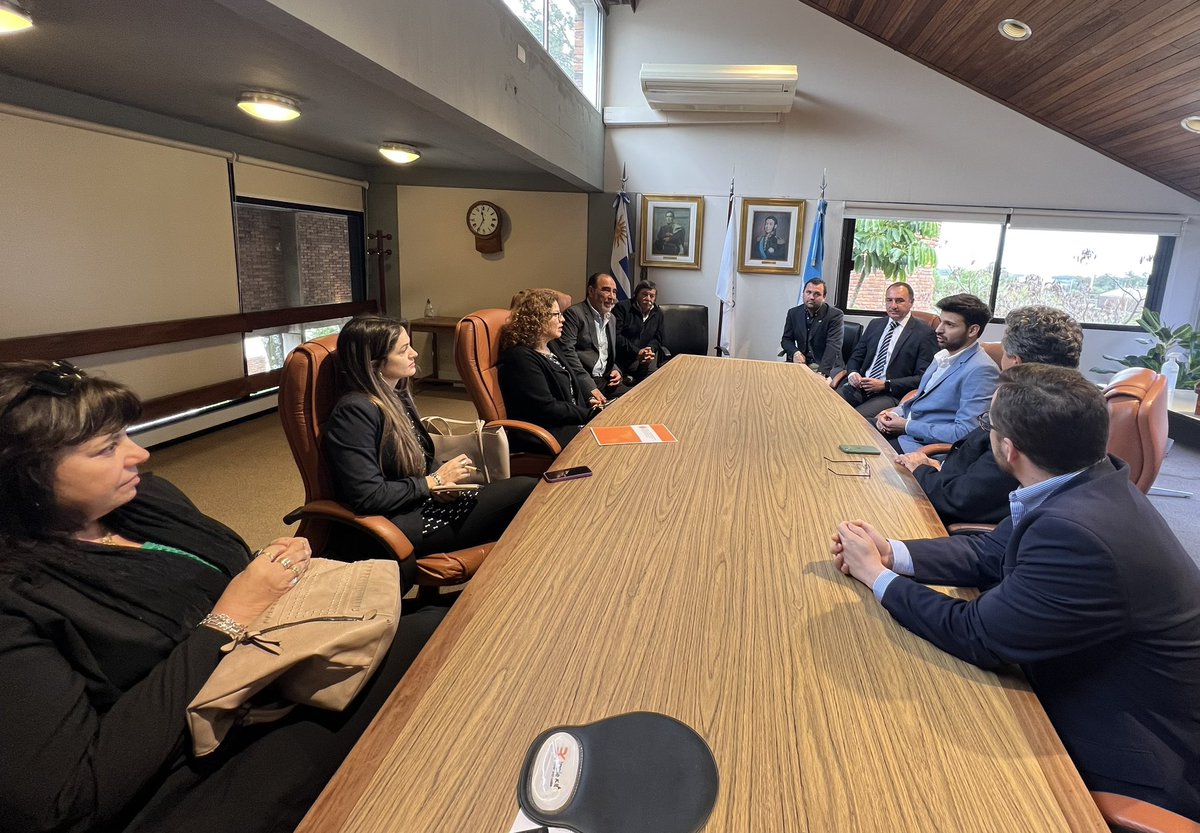 CarlosAlbisu's tweet photo. Hoy junto a la delegación recibimos a @ccbarrientos, representante de la @OEA_oficial para Uruguay. 
Le contamos el trabajo que venimos realizando y la importancia de Salto Grande para la región y el país.
Gracias por visitarnos, seguiremos proyectando juntos 🤝 https://t.co/iEHtKbWeE9