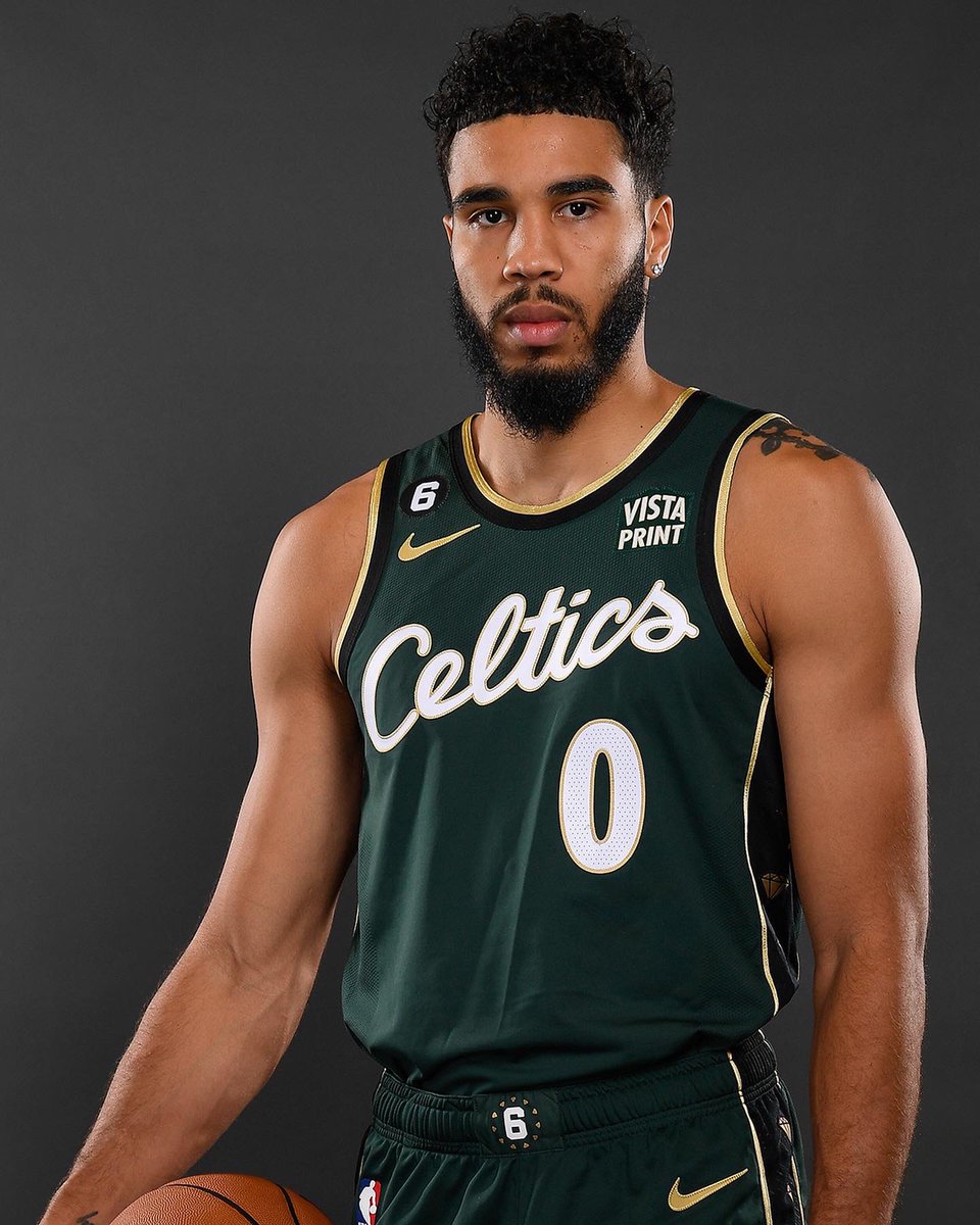 Com homenagem a lenda Bill Russell, o Boston Celtics divulgou seu novo uniforme pra Temporada 2022-23. Foto:NBA Brasil Lorena Bueri