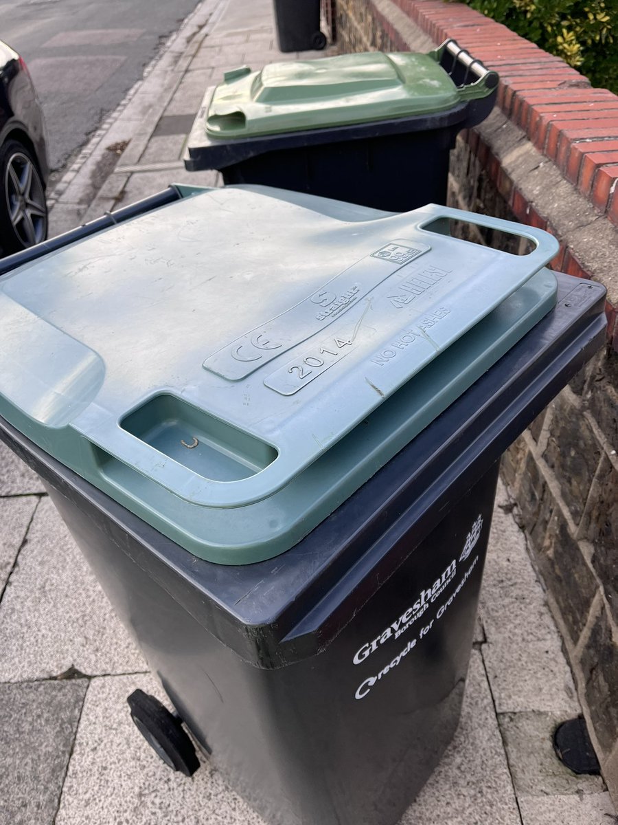 buz_si86's tweet photo. @graveshambc is there any reason why my recycling bin wasn’t emptied today when my lid clearly shuts ? https://t.co/zJyJsOTond