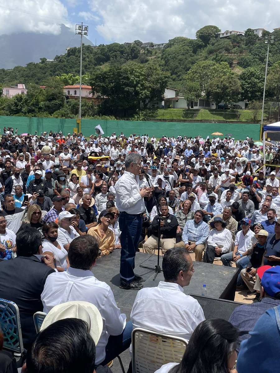 hamid_ramos's tweet photo. En AD cuando Henry Ramos habla o baja linea no se mueve ni una mosca.

Los partidarios de Henry cuentan con contingentes de aliados en todo el pais, sus adversarios se rifan enemigos en cualquier esquina

Que Dios le siga concediendo salud y acierto.

Feliz cumpleaños tio querido https://t.co/809Og1Hhmx