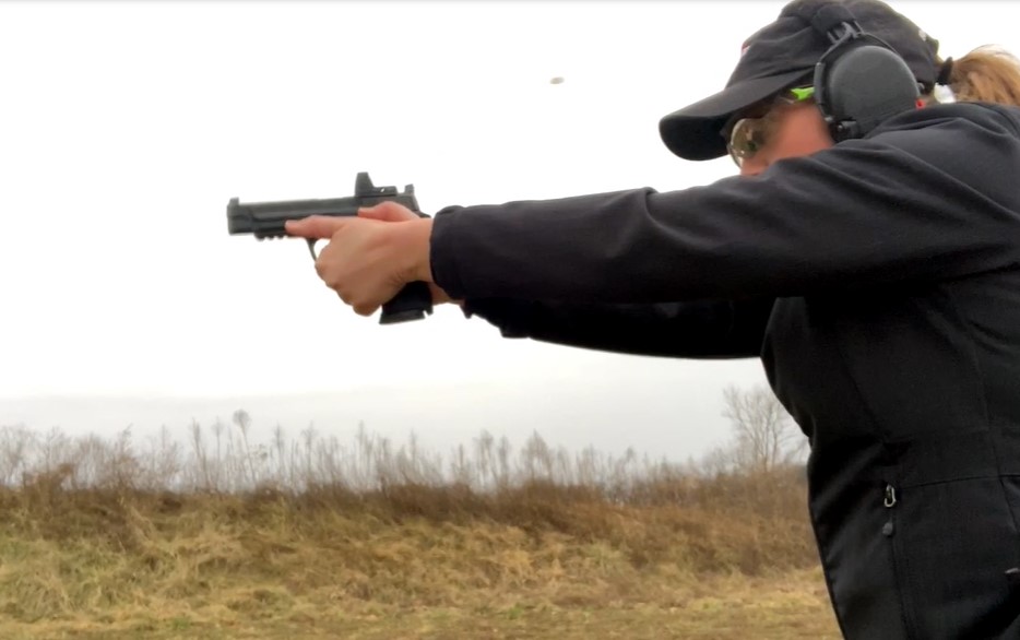 SPORTSMANchnl's tweet photo. Watch "Track Sights & Shoot Faster" as Julie Golob demonstrates a drill that will train you to be a better shooter.
#RangeTips #RangeDay #ProStaff # @Trijicon #Drills #Tracking #Targets https://t.co/7bYxw08sa1