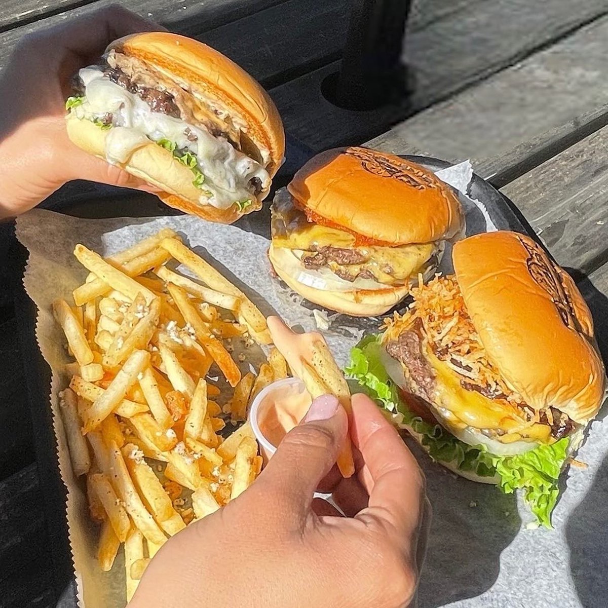 SliderRiderTrux's tweet image. 👽🛸Slider Rider adjusts their hours of operation for🍂fall/winter❄️ Husband and wife duo serving 😋delicious halal 🔥gourmet burgers 🍔 promise to keep the same high quality with slightly tweaked hours of operation for fall and winter.😋Treat yourself to deliciousness Thurs-Sun