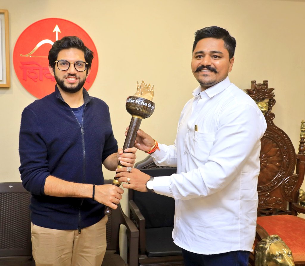 AdvPankajGore's tweet photo. मातोश्री- वाढदिवसानिम्मित युवासेनाप्रमुख सन्मा. @AUThackeray साहेबांची भेट....🚩🔥🐅🏹😊 धन्यवाद साहेब 🚩
#शिवसेना #UddhavThackeray #Shivsena #AadityaThackeray #AdvPankajGore #Dhule #16october2022 #HappyBirthaday #वाढदिवस #aapledhule #Matoshree #mumbai https://t.co/mzOhX7W1rf