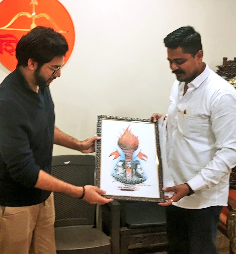 AdvPankajGore's tweet photo. मातोश्री- वाढदिवसानिम्मित युवासेनाप्रमुख सन्मा. @AUThackeray साहेबांची भेट....🚩🔥🐅🏹😊 धन्यवाद साहेब 🚩
#शिवसेना #UddhavThackeray #Shivsena #AadityaThackeray #AdvPankajGore #Dhule #16october2022 #HappyBirthaday #वाढदिवस #aapledhule #Matoshree #mumbai https://t.co/mzOhX7W1rf