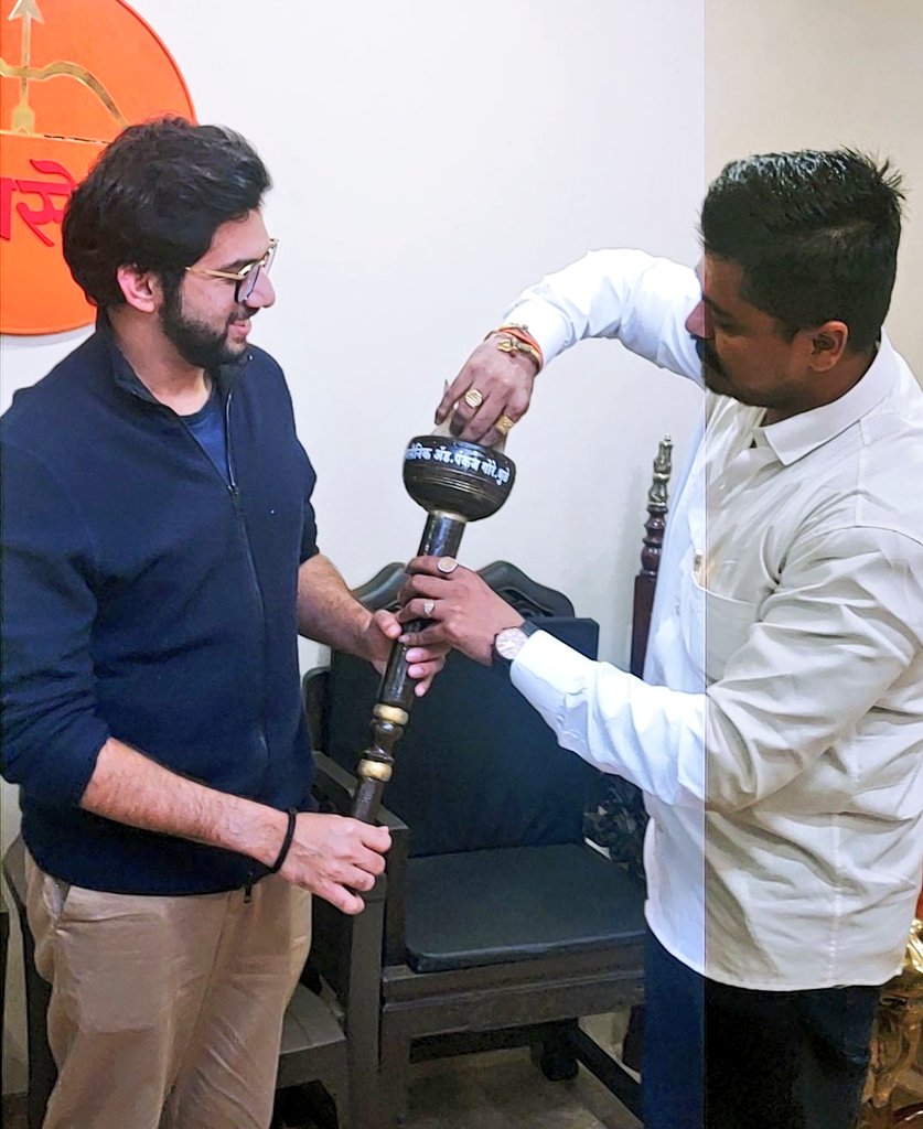 AdvPankajGore's tweet photo. मातोश्री- वाढदिवसानिम्मित युवासेनाप्रमुख सन्मा. @AUThackeray साहेबांची भेट....🚩🔥🐅🏹😊 धन्यवाद साहेब 🚩
#शिवसेना #UddhavThackeray #Shivsena #AadityaThackeray #AdvPankajGore #Dhule #16october2022 #HappyBirthaday #वाढदिवस #aapledhule #Matoshree #mumbai https://t.co/mzOhX7W1rf