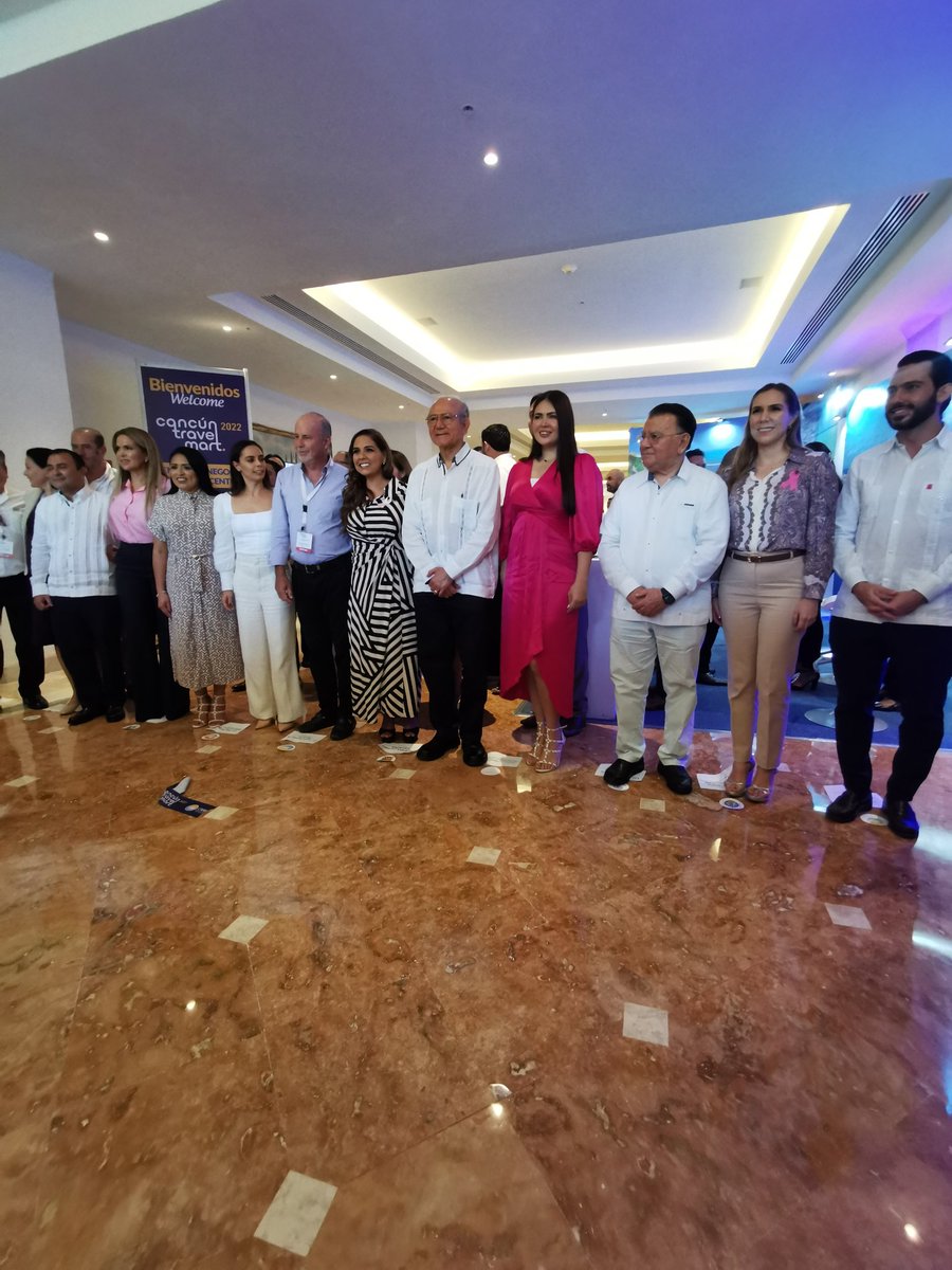 Corte del listón por parte de autoridades municipales, estatales y federales que da inicio al #CancunTravelMart2022