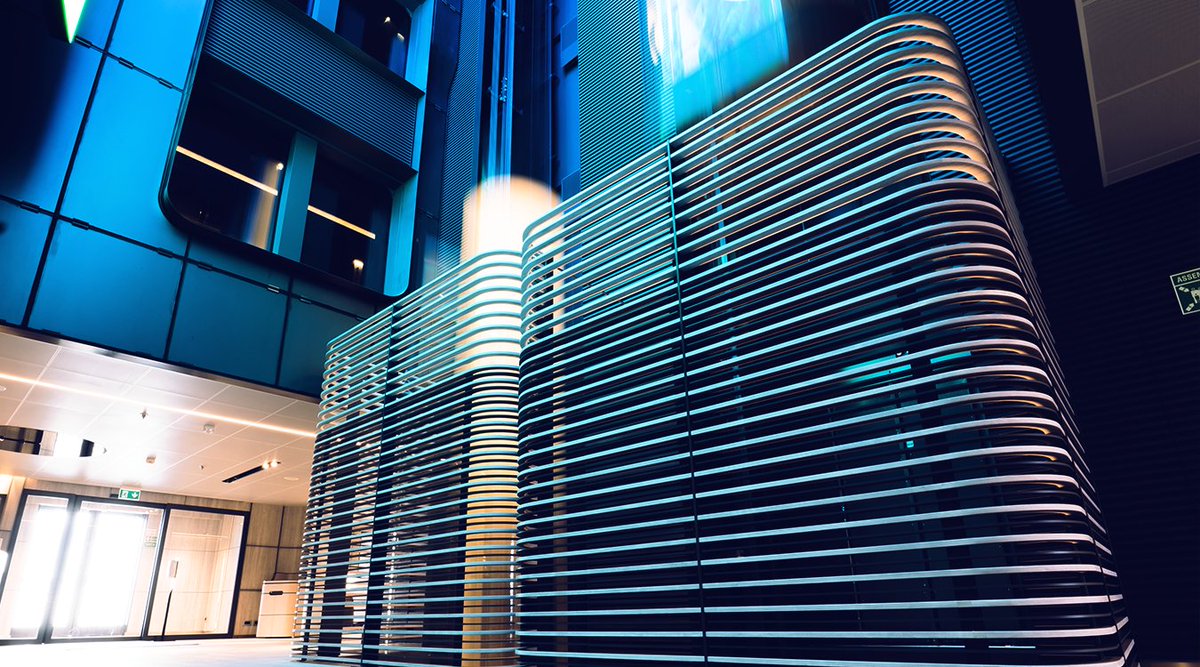 ponant_FR's tweet photo. L'Atrium du #CommandantCharcot plonge nos passagers dans une ambiance mystérieuse au cœur des régions polaires. Dans cet espace orné d’un immense puits de lumière y trône l’œuvre de @ChevalierMiguel et les créations sonores de Michel Redolfi. #architecture https://t.co/UV4t2zzn1L