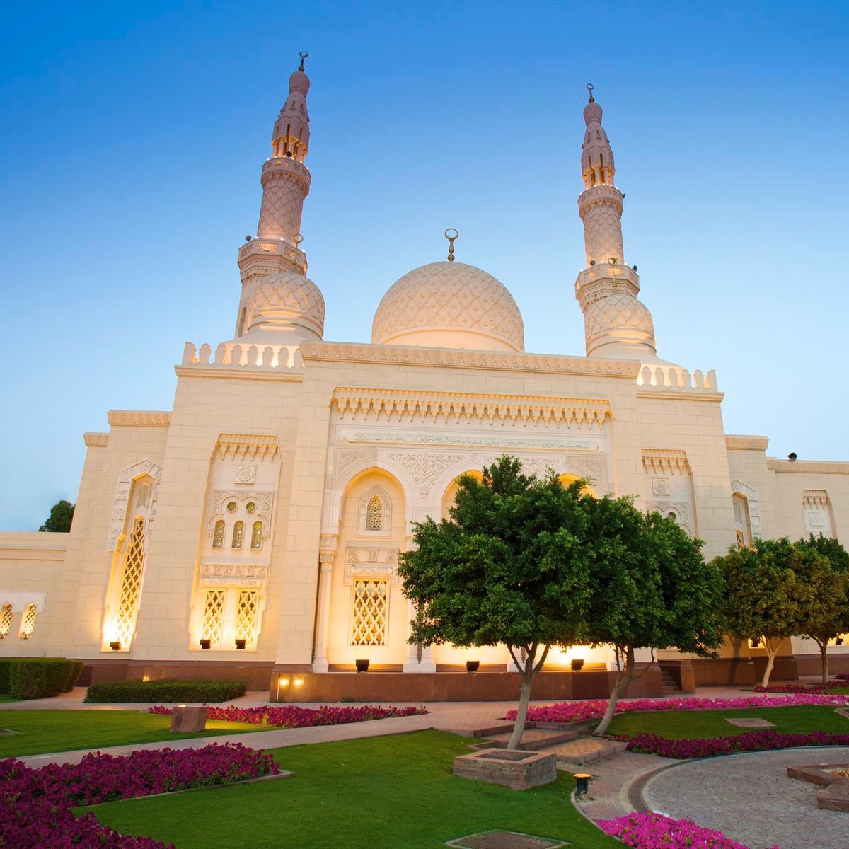 Explore Jumeirah Mosque, One Of The Most Loved Architectural Treasures In Dubai 🕌

Tag someone who loves Dubai! 

#paktravels #dubai #architecture #jumeirahmosque