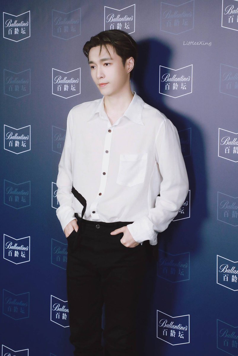 hourlylayzhang's tweet photo. [@layzhang] https://t.co/SOrgDZSNHy
