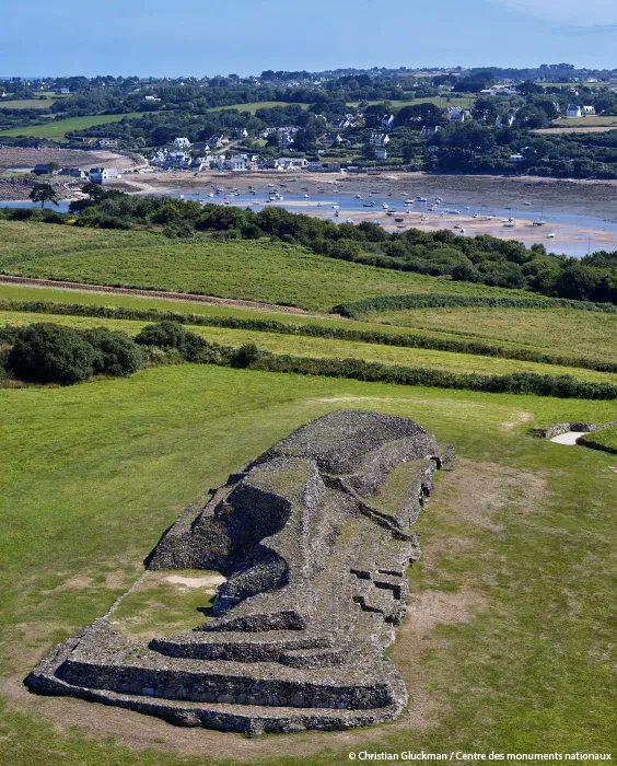 leCMN's tweet photo. #LeSaviezVous Le cairn de #Barnenez dans le @finistere_29 est le plus ancien et le plus grand mausolée mégalithique d’Europe : il mesure 75 mètres de long et 28 de large. Sa construction est antérieure à celle des pyramides d’Égypte !
https://t.co/1AT4F4XBAn https://t.co/NY5UNJivSq