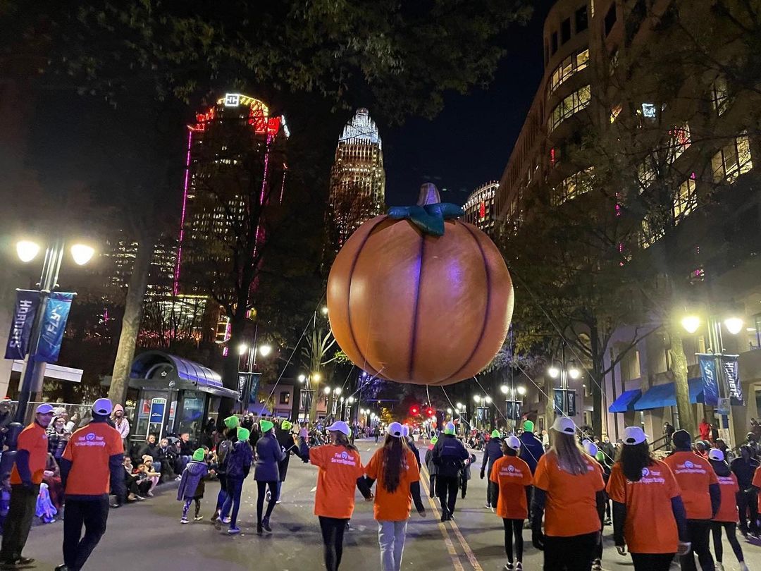 NovantParade's tweet image. The parade isn’t possible without our amazing volunteers! Thank you to our costume walkers and balloon handlers who made 2022 a great night. Sign up as a volunteer below.
.
.
.
📷: @justservecarolinas
InitLive - Novant Health Thanksgiving Eve Parade 2022
#novanthealth
