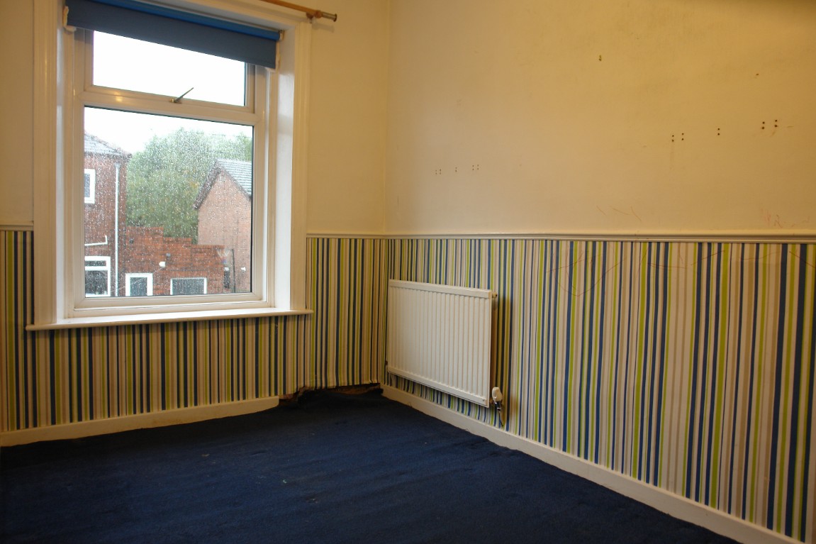KirkhamProperty's tweet photo. ⭐️ FOR SALE BY AUCTION ⭐️
 
New to the market, this three-bedroom home in Boundary Park, Oldham, is for sale by modern method of auction. With no chain, it’s ideally located to local amenities and public transport links.
 
See more: https://t.co/lSSHZl9vfo https://t.co/oIE1zjOS8p