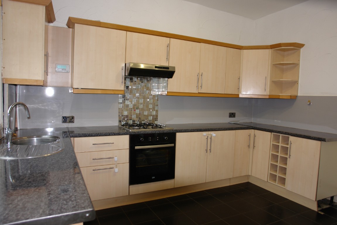 KirkhamProperty's tweet photo. ⭐️ FOR SALE BY AUCTION ⭐️
 
New to the market, this three-bedroom home in Boundary Park, Oldham, is for sale by modern method of auction. With no chain, it’s ideally located to local amenities and public transport links.
 
See more: https://t.co/lSSHZl9vfo https://t.co/oIE1zjOS8p