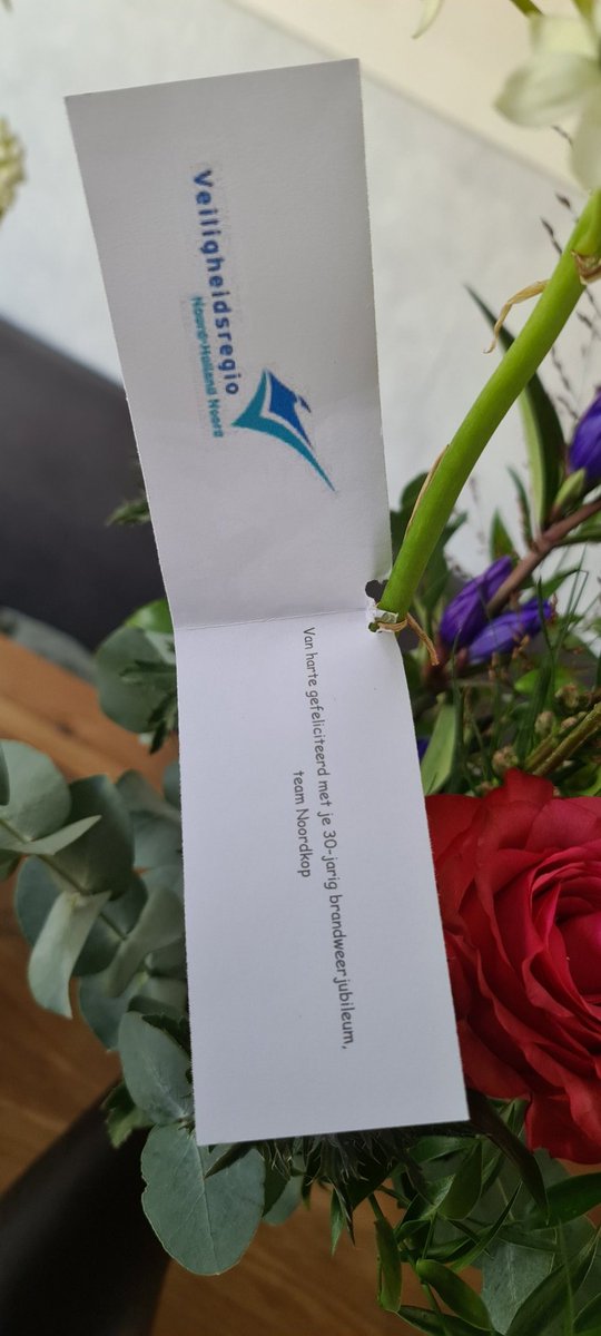 aboshuis's tweet photo. Time flies fast; 30 jaar brandweer 💐🎂🍻
🍀Vorige week al een mooie bos bloemen tijdens mijn ziekenhuis opname gekregen. 
🥳Nu ook een mooie bos vanwege mijn 30-jarig brandweer jubileum en een kaart van de collega's Team kennis &amp; informatie. Dank voor deze waardering❣ https://t.co/EqbpohJIvt