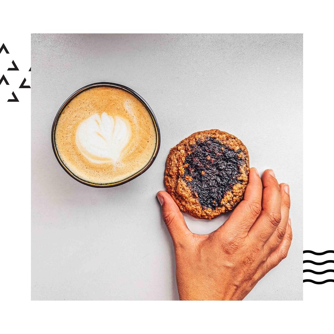 Sugar, spice and everything nice...😍
Doesn't that sound familiar? 🙊
Every Monday needs a #huginamug &amp; maybe a cookie or two. These Cherry jam cookies with #chai in the jam and the cookie are the best pairing with a heart-warming #chailatte.