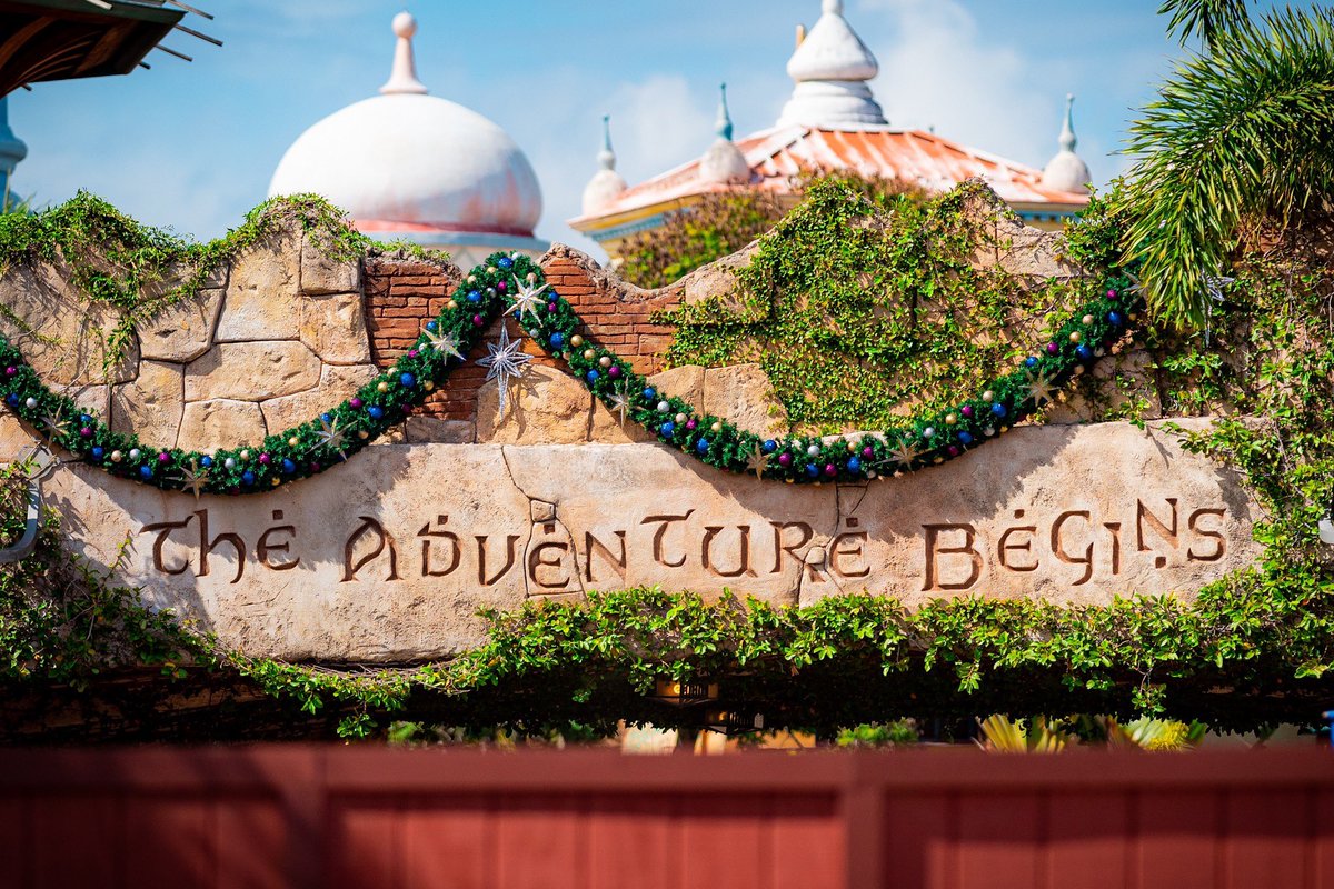 OrlandoInformer's tweet photo. The first signs of the holidays are here! Festive decorations have appeared in Port of Entry at Universal’s Islands of Adventure. 🎄 https://t.co/W1zCeGnH1P