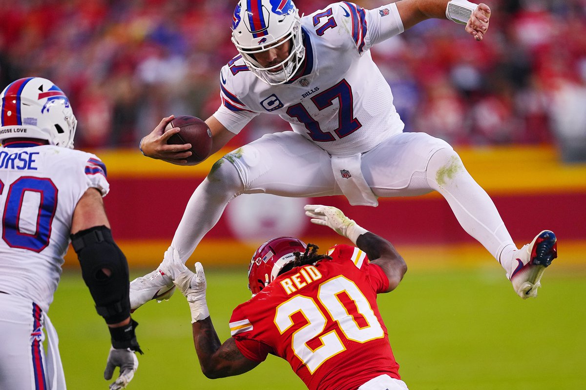 NFLonCBS's tweet photo. Most total yards in the NFL this season

1. Bills                2,645
2. Eagles            2,367
3. Browns          2,310
4. Chiefs            2,294
4. Saints            2,294
6. Josh Allen     2,237 https://t.co/jMOCi64vgK