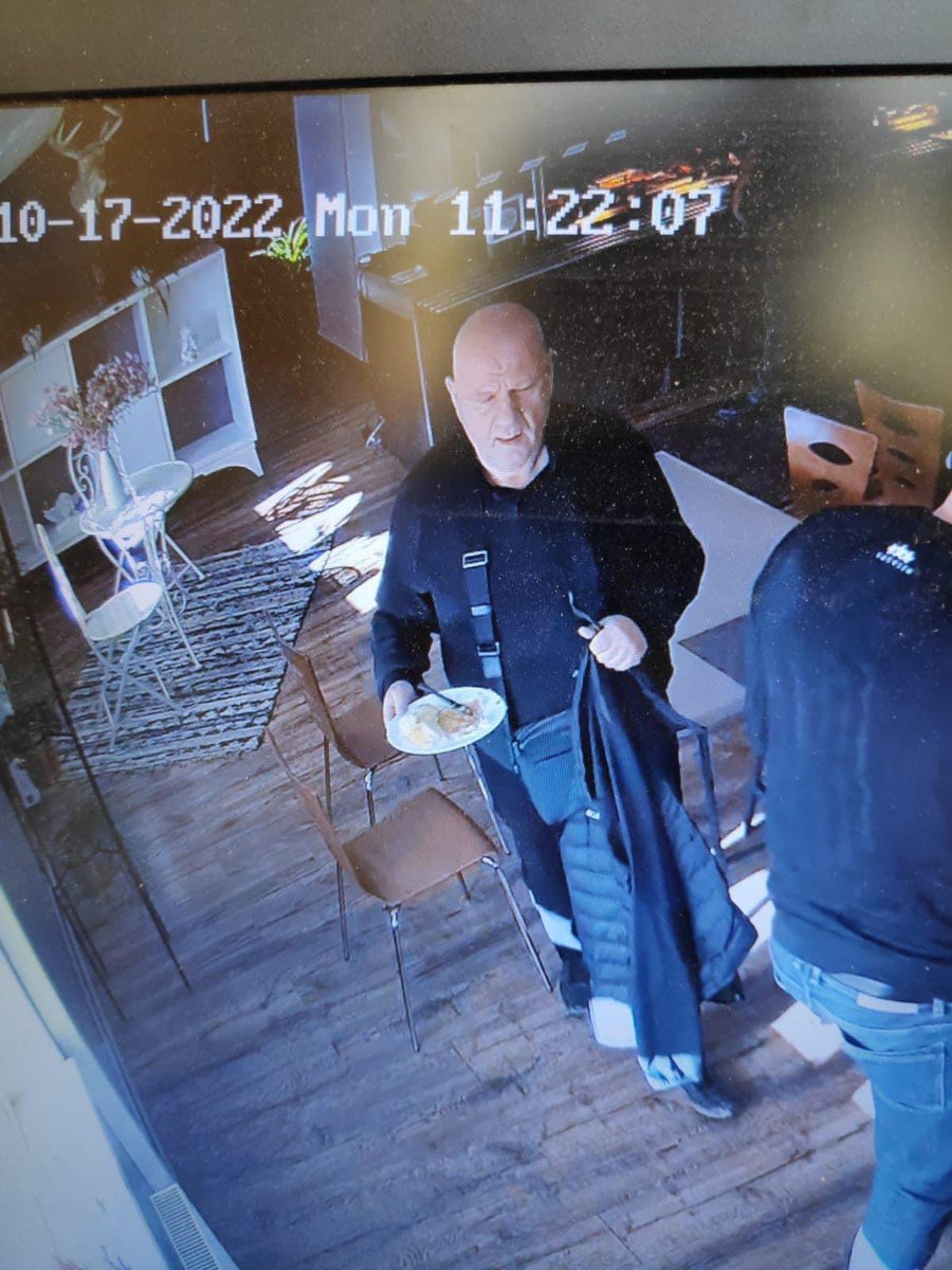 Luusis's tweet image. Palīdziet atpazīt attēlā redzamo vīrieti! Šodien kafejnīcā Jelgavā apzaga labu draugu. Tehnika atstrādāta. Iespējams, draugs nav pirmais cietušais. Policijai iesniegums uzrakstīts. Lūdzu, RT!