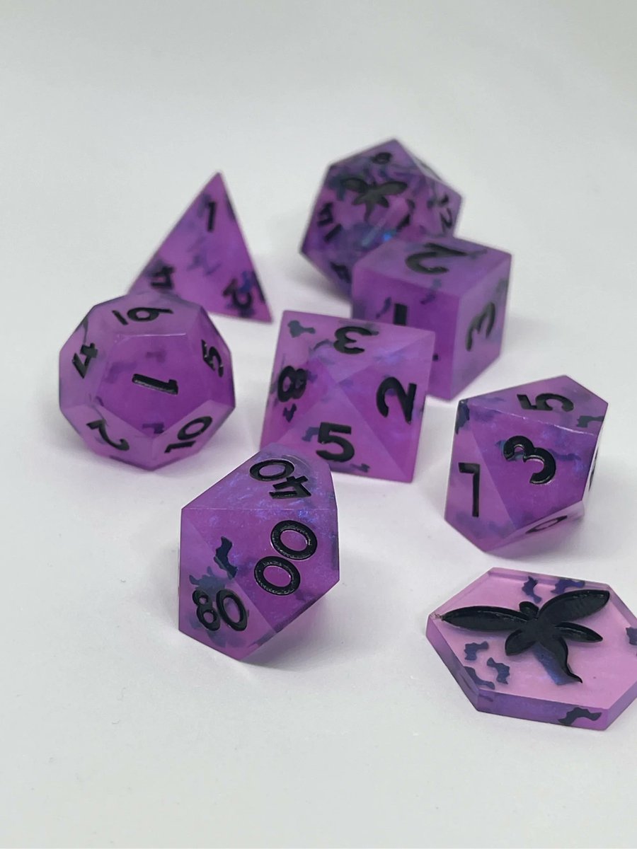 🦇💜 Batty Royal 💜🦇

This was a fun change of pace from the chic variation. I think I like this one more 🫢 Plus the color shift in these is fantastic!! #dice #resin #Dnd #ttrpg #handmadedice