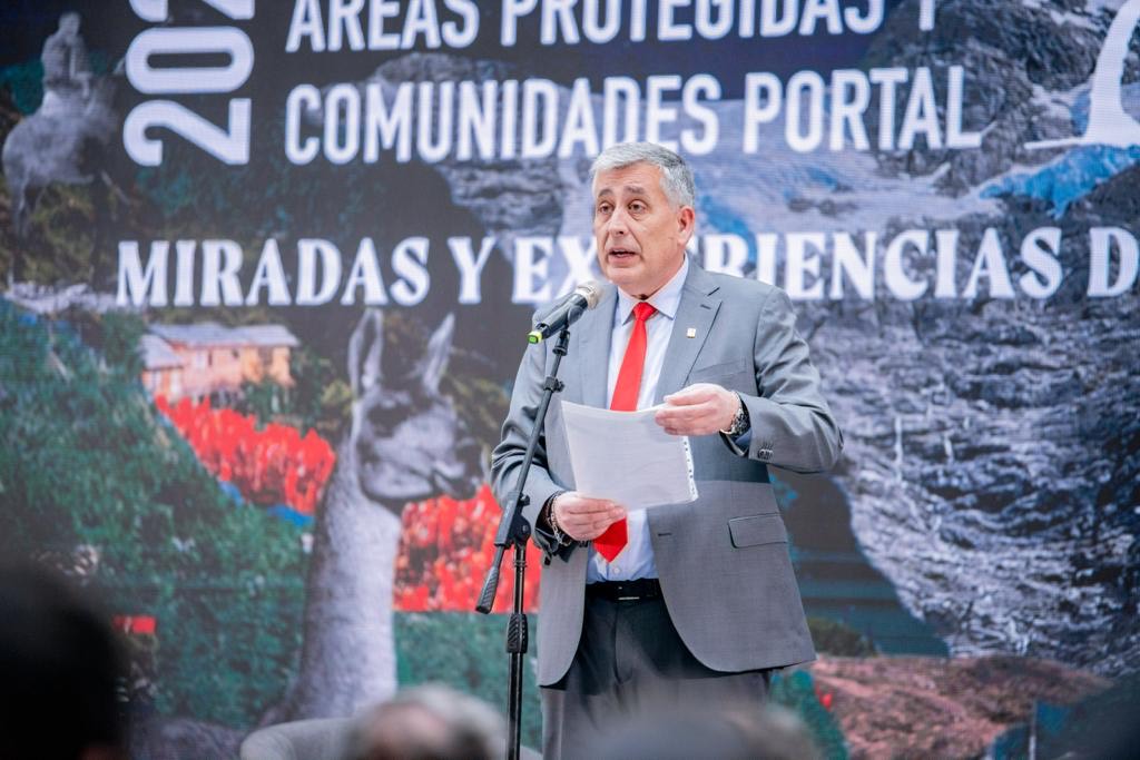 UAustraldeChile's tweet photo. Rector Dr. Hans Richter, participa en el #EncuentroAreasProtegidas entregando un mensaje donde destaca la importancia de la protección de los territorios, mediante la investigación y un eficiente trabajo científico. #Valdiviacl
Ver encuentro aquí 👇 https://t.co/pvjIT0HWu7 https://t.co/5c0XN97sbZ